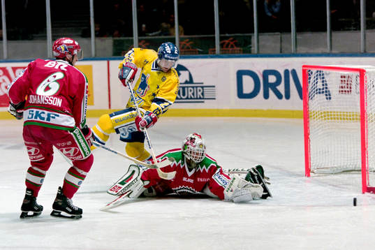 Stefan Falk, HV71 framför frölundas målvakt Mikael