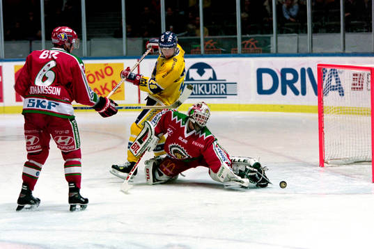 Stefan Falk, HV71 framför frölundas målvakt Mikael