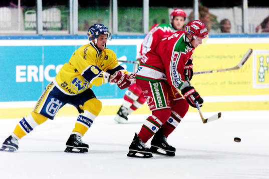 Jerry Persson, HV71 i ryggen på frölundas Christer Olsson