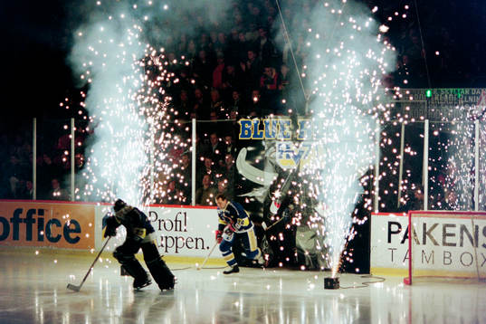 Kari Takko, målvakt och Stefan Falk, HV71 på väg in på