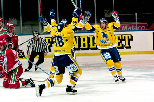 Alexei Salomatin, Jerry Persson och Oleg Behov, HV71 jublar