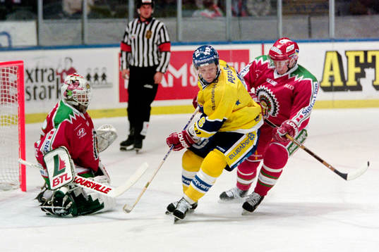Jerry Persson, HV71 framför frölundas målvakt Mikael