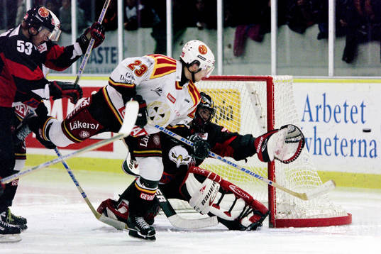 Per Löfström, Brynäs framför Andrew Vener, målvakt i