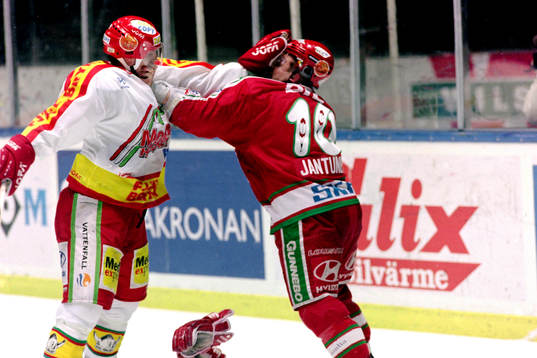 Per Hållberg, Modo i bråk med frölundas Marko Jantunen