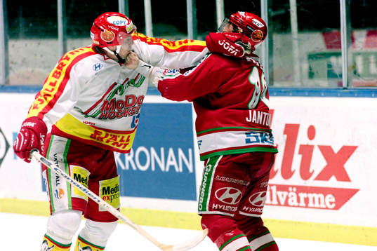Per Hållberg, Modo i bråk med frölundas Marko Jantunen