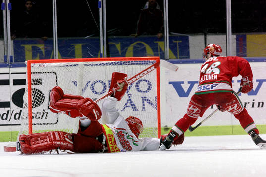 Ville Peltonen, Frölunda fri med modos målvakt Petter