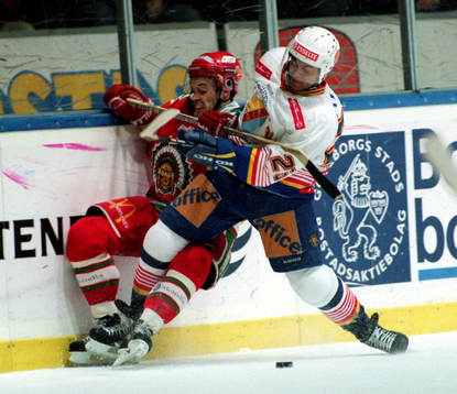 Christer Olsson tacklas av Patrik Erickson (Patrik Putte
