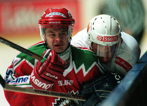 Stefan Larsson, Frölunda tacklar till Nichlas Falk