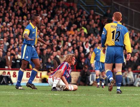 En blodig Tomas Brolin mellan Lucas Radebe och David Hopkin
