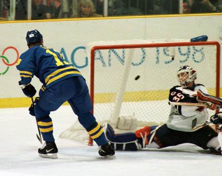 Mats Sundin slår in 4-2-målet