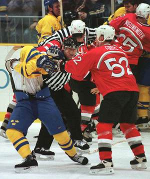 Adam Foote i slagsmål med Daniel Alfredsson