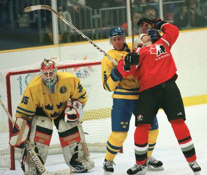 Ulf Samuelsson (Robocope) tar hand om Shayne Corson