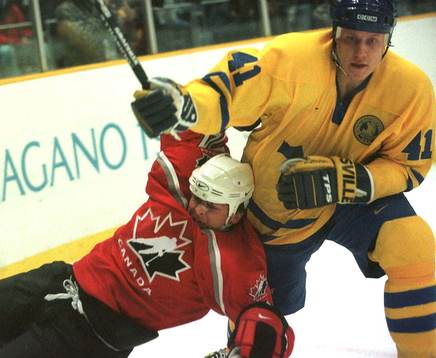 Mats Lindgren rensar undan Theoren Fleury
