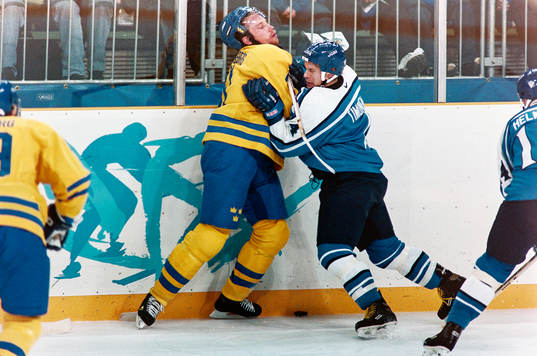 Peter Forsberg, Sverige kamp om pucken