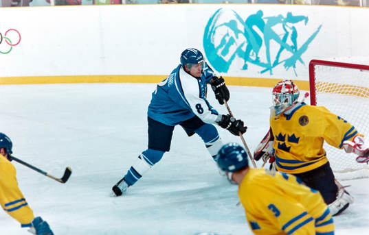 Teemu Selänne, Finland framför Tommy Salo, målvakt i