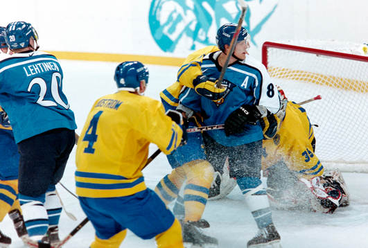 Teemu Selänne, Finland framför Tommy Salo, målvakt i