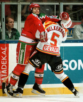 Peter Berndtsson tacklar Tommy Melkersson