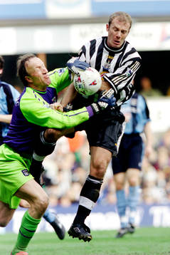 Steve Orgrizovic, målvakt i Coventry och Alan Shearer,