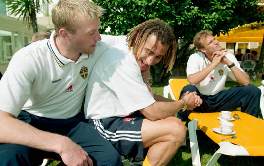 Magnus Hedman, målvakt och Henrik Larsson, Sverige