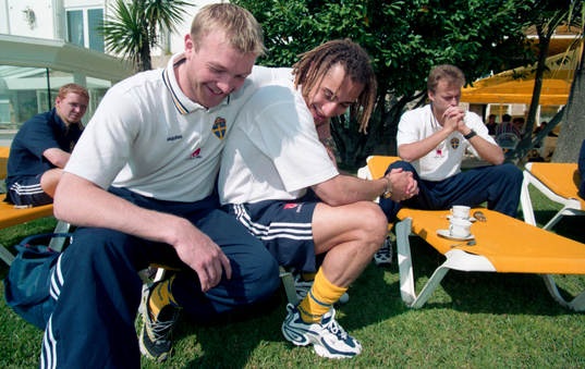 Magnus Hedman, målvakt och Henrik Larsson, Sverige