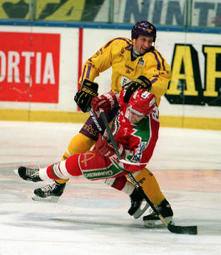 Sergei Fokin (Sergej Fokin) tacklar Jonas Esbjörs