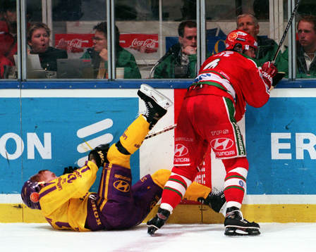 Jörgen Jönsson får en tackling av Joacim Esbjörs