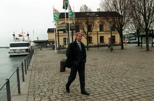 Åge Hareide när han kommer med båten från Helsingör