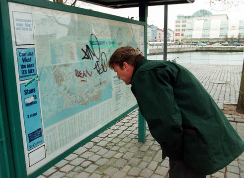 Åge Hareide tittar på kartan över Helsingborg
