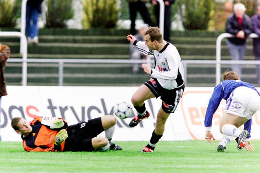 Peter Vougt, Halmstad framför Daniel Andersson, målvakt i