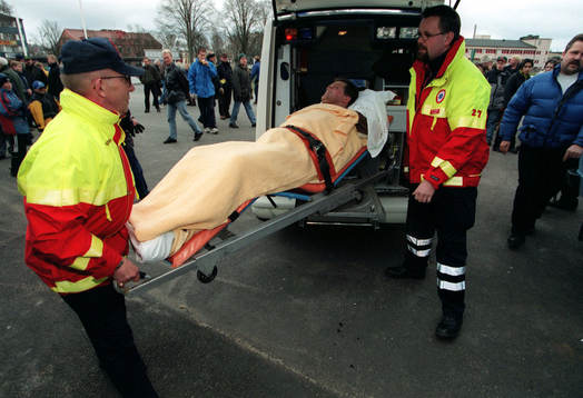 Peter Bertlin, linjeman lyfts in i ambulansen