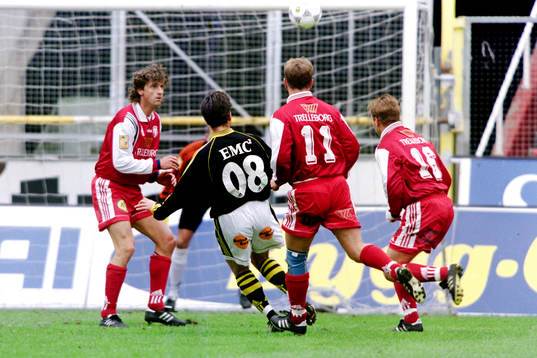 Anders Limpar, AIK tar sig förbi trelleborgs Petter Solli,