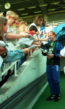 Thomas Ravelli skriver autografer
