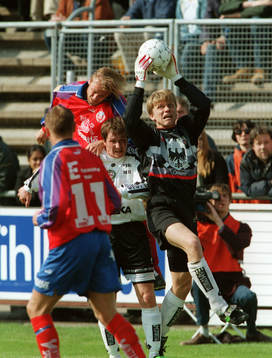 Anders Karlsson, Örebro snuvar Mattias Jonsson på bollen
