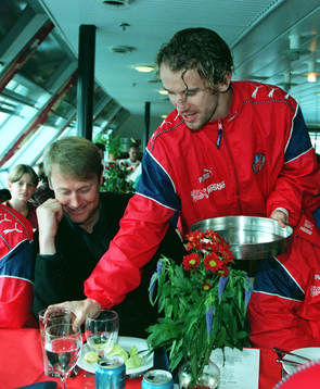 Arild Stavrum serverar Åge Hareide
