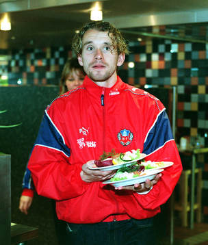 Arild Stavrum som servitör
