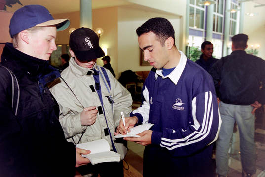 Youri Djorkaeff, Frankrike skriver autografer