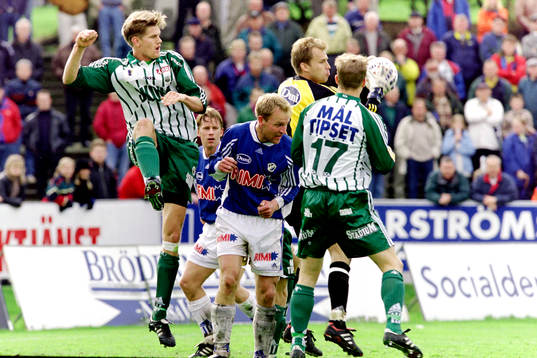 Halmstad målvakt Håkan Svensson med bollen
