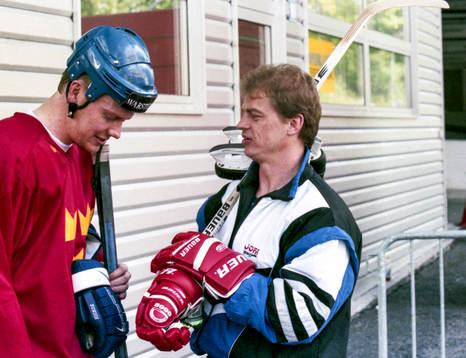 Mats Sundin i samtal med Schweiz förbundskapten Bengt-Åke