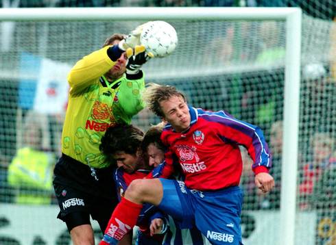 Sven Andersson, Helsingborg, tar hand om bollen