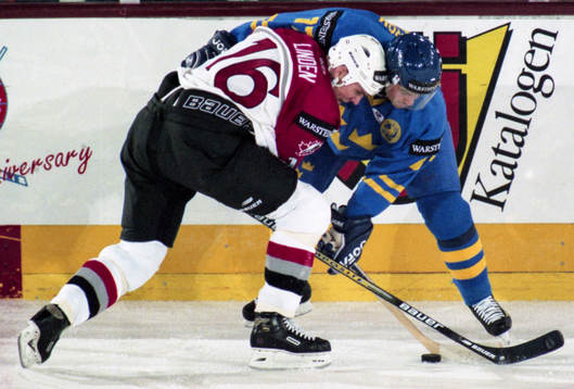 Niklas Sundström i kamp om pucken
