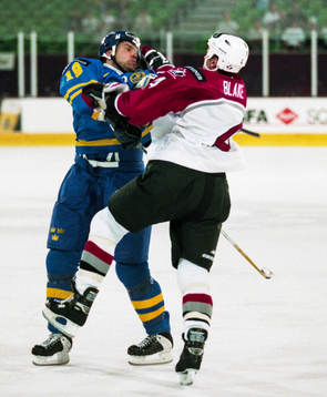 Mikael Renberg, Sverige slåss med Rob Blake, Kanada