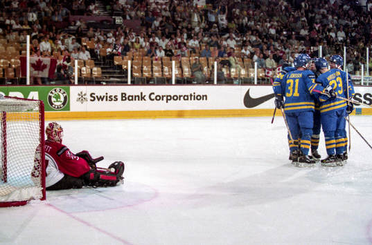 Sverige jublar och Jeff Hackett, målvakt, Kanada deppar