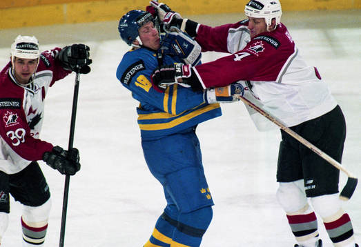 Jonas Bergqvist, Sverige, slåss med Rob Blake, Kanada