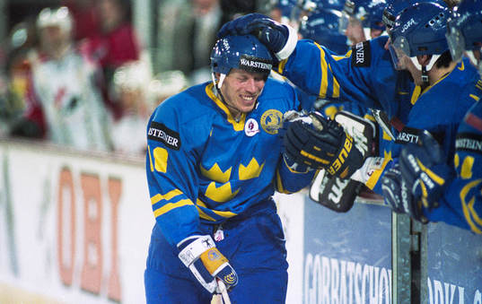 Jonas Bergqvist, Sverige, åker jublandes framför sina