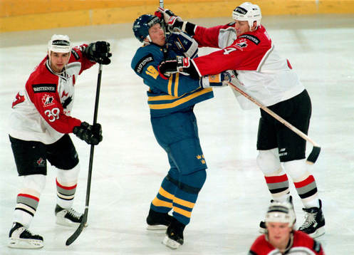 Travis Green och Rob Blake tacklar Jonas Bergqvist