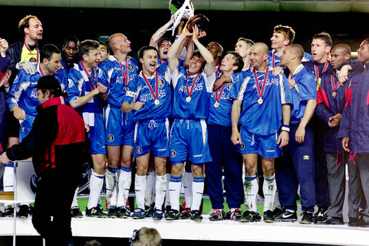 Chelsea jublar med pokalen