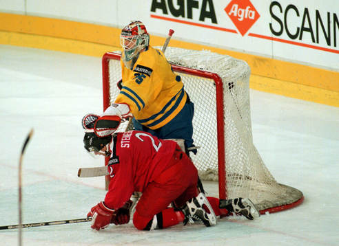 Tommy Salo trycker till en schweizare