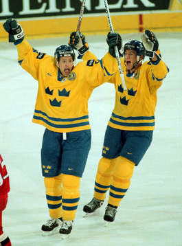 Mikael Renberg och Mattias Öhlund jublar