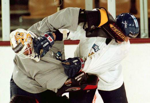 Jarmo Myllys och Kimmo Timonen bråkar på träningen