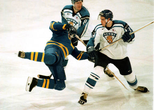 Jarkko Ruutu tacklar Peter Forsberg